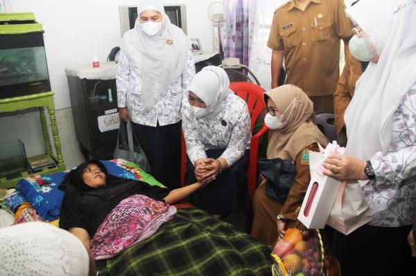 Ketua TP PKK Sumut Nawal Lubis Bantu Guru Diduga Menderita Kanker Payudara Menjalani Pengobatan Medis